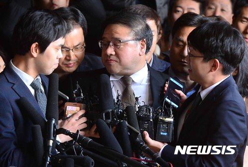 검찰, '직권남용' 혐의 안종범 전 정책조정수석 긴급체포