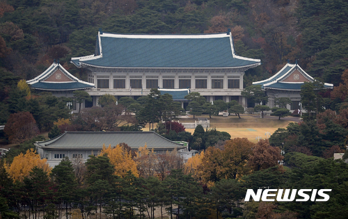 청와대 "박 대통령, 고려하고 있는 퇴진시기 없다…국회가 논의해달라"