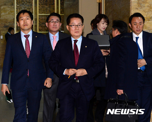 박지원 "탄핵안 내일 통과될 수 있는 길 있다면 노력하겠다"