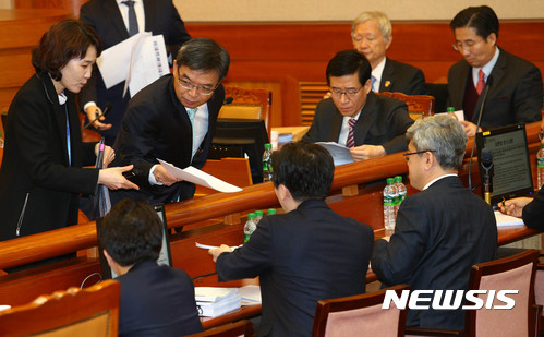 박 대통령 측 "계속 국정운영해야"…혐의 전면 부인