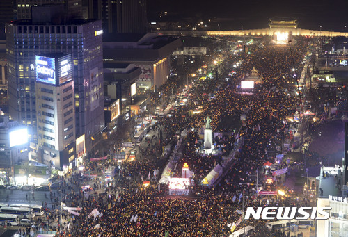 법원 "정유년 새해 첫 촛불집회, 안국역 5번 출구 집회 허용"
