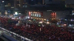 촛불, 헌재 앞 행진 "흔들림 없는 결정 내려달라" 촉구