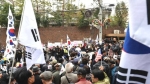 "검찰 출두도 반대" 친박단체 집회…나체시위까지