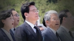 자유한국당 정우택 '제창 거부'…"북한군 개입 밝혀라"