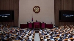 [영상구성] '민주당 불참' 논란 남기고…추경안 통과