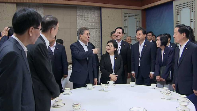[정치현장] '문재인 내각' 첫 국무회의…"사람 중심 경제"
