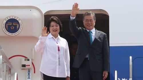 문 대통령, 베트남으로 향발…APEC 정상외교 시작
