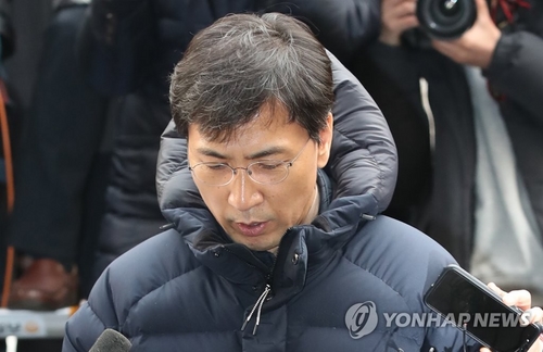 검찰, 안희정·김지은 진술분석…해외출장 동행 참고인 조사