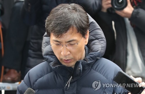 '안희정 성폭행' 엇갈리는 진술…검찰, 대질조사도 검토