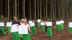 나무처럼 초록색 천 두르고…제주 비자림로 공사 반대 캠페인