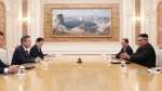 남북 정상, 첫날 2시간 동안 회담…'비핵화' 논의 집중