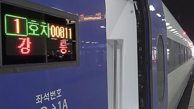 버스로 강릉 연결, 진부역 '북새통'…KTX 강릉선 직접 타보니