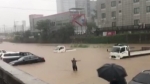 폭우로 양평군 하천 범람…주차 차량 10여 대 침수