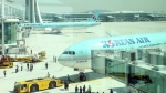 "무기한 운항중단" 일본 비행 또 줄여…담배 수입도 뚝