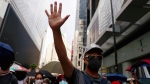 홍콩 '복면 금지' 첫 기소…시위대 "전체주의 발상"