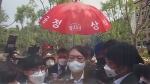 빨간우산 든 지지자들…윤석열 공개행보 '관심 집중'