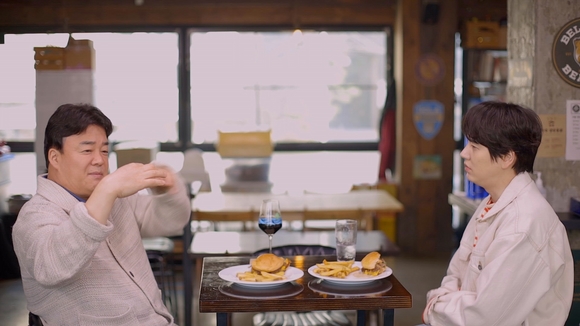 '백종원의 국민음식' 백종원-규현이 말하는 햄버거의 추억!