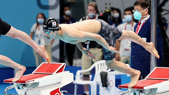 수영 즐기는 황선우, 올림픽 첫 무대서 '한국 신기록'