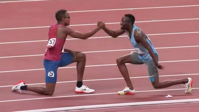 [오늘, 이 장면] 넘어진 두 선수, 같이 뛴 올림픽