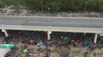 국경 다리 밑, 이민자 1만명 몰려…미 정부는 송환 작업