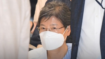 박근혜, 4년 9개월 만에 석방…지지자들 환호성에 폭죽