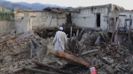 '아프간 지진' 구조 난항…장비도 없이 맨손으로 시신 수습
