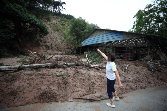  8일 충북 제천시 한 마을 농경지가 산사태로 훼손돼 있다. [출처-연합뉴스]