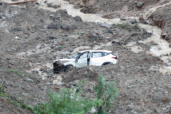 8일 전남 곡성군 한 마을 뒷산에서 산사태 발생 당시 휩쓸린 차량 1대가 토사에 묻혀있다. [출처-연합뉴스]