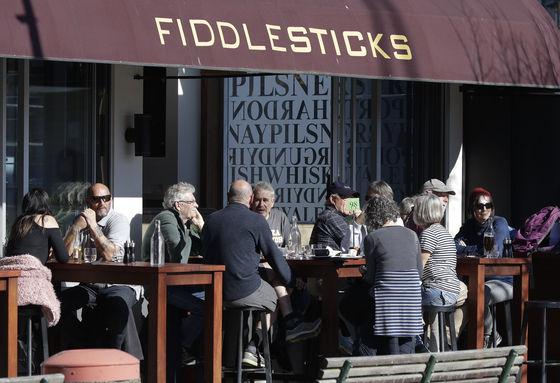 지난 9일 뉴질랜드 크라이스트처치 한 카페에서 시민들이 점심 식사를 하는 모습.