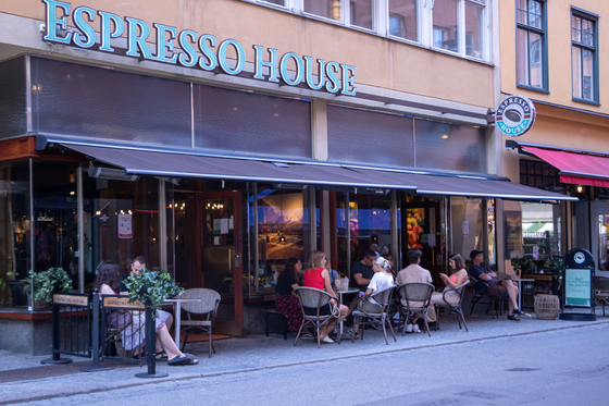 지난 9일 마스크를 쓰지 않고 스웨덴 스톡홀름 한 카페에 모인 사람들의 모습.