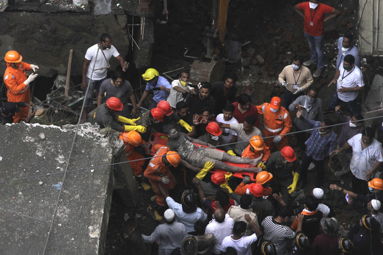 [영상] 인도 뭄바이 외곽서 3층 건물 무너져…"최소 8명 숨지고 20여명 매몰"