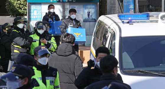 경찰, 사랑제일교회 압수수색…화염방사기·LPG가스통 발견
