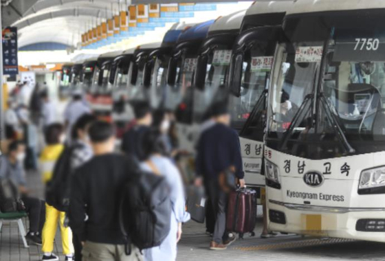 지난 추석 연휴, 부산 노포동 종합버스터미널에서 시민들이 버스에 탑승하기 위해 이동하고 있다. [출처-연합뉴스]