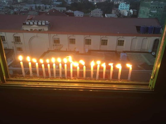 현지시간 2일 오후 8시쯤 미얀마 양곤 주택가에선 쿠데타를 규탄하는 '촛불'이 등장했다. (사진=이병수 재미얀마 한인회장 제공)
