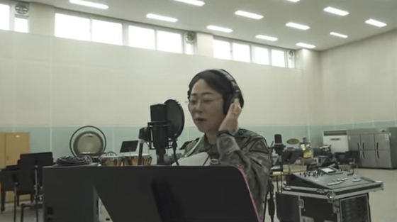 판소리를 전공한 육군 군악부사관 유영경(40) 상사가 '복 내려온다'를 녹음하는 모습.