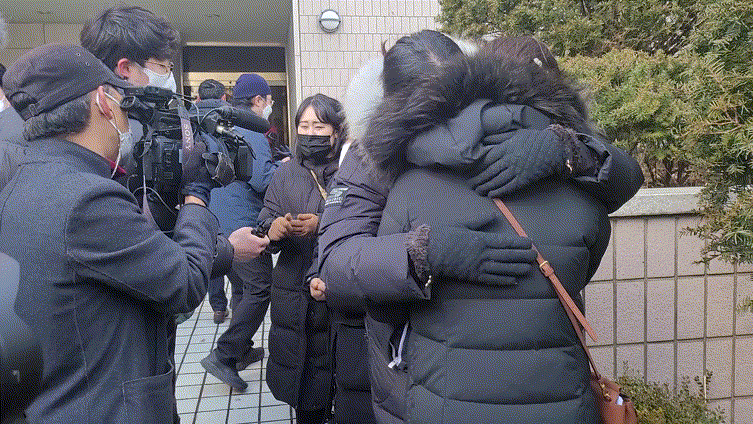 15일 구속된 인천 국공립 어린이집 전 교사 A씨와 B씨가 영장심사에 들어간 뒤 피해아동 엄마들이 서로를 위로해주고 있다. 박태인 기자