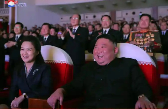 김정은 북한 국무위원장이 지난 16일 부인 이설주 여사와 함께 광명성절 기념 공연을 관람하고 있다. 〈사진=조선중앙통신〉