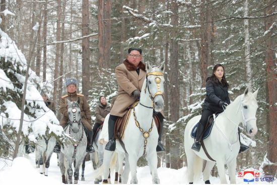 2019년 12월 군마를 타고 백두산에 오르는 김정은 북한 국무위원장과 부인 이설주 여사. 〈사진=조선중앙통신〉