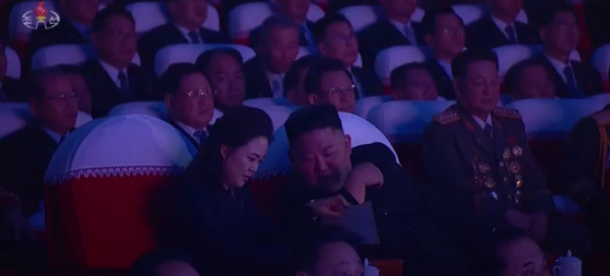 광명성절 기념 공연장에서 이야기를 나누는 김정은 북한 국무위원장과 부인 이설주 여사. 〈사진=조선중앙TV〉