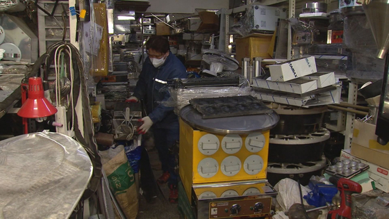 붕어빵 기계를 제작하는 업체 창고에 주문해 놓고 찾아가지 않은 기계가 쌓여있다