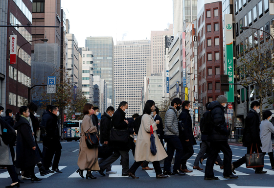 코로나19가 확산 중인 지난달 7일 일본 도쿄에서 시민들이 횡단보도를 건너고 있다. 〈사진=로이터 연합뉴스〉