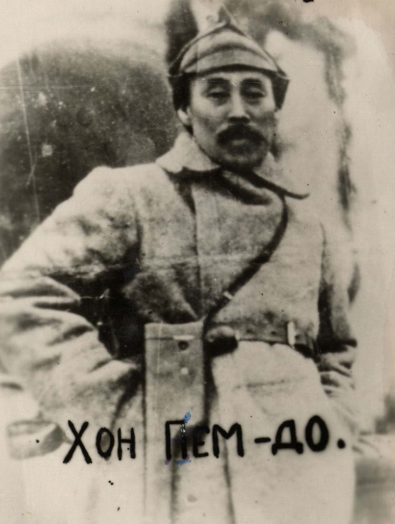 1921년 소련 크렘린궁 앞에 선 홍범도 장군
