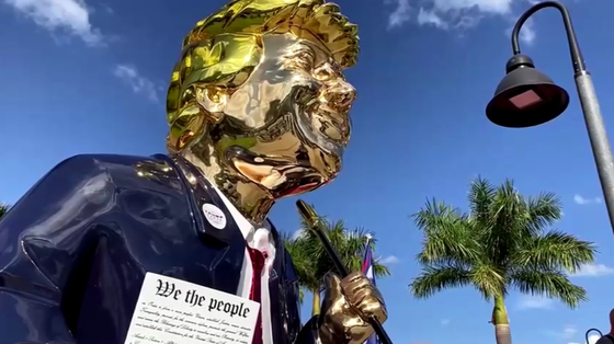 현지시간 지난달 28일 미국 플로리다 보수정치행동회의(CPAC)행사장 앞에 세워진 트럼프 전 대통령 동상. 〈사진=로이터 캡쳐〉