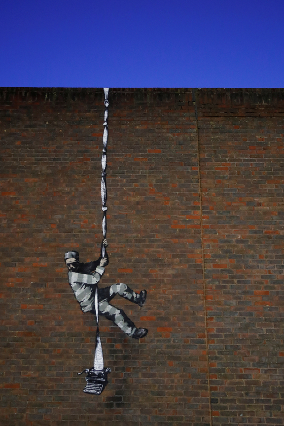 현지시각 1일, 영국 버크셔 레딩 감옥(HM Prison Reading) 벽에 탈옥하는 죄수의 그림이 그려져 있다. 〈사진=로이터〉
