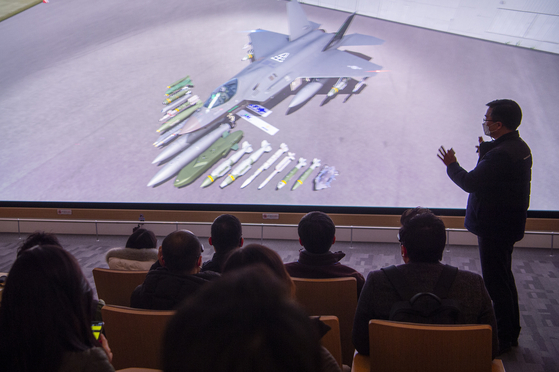 KF-X의 조립 과정을 가상현실(VR) 화면으로 생생하게 볼 수 있는 VR룸에서 한국항공우주산업 관계자가 기자들에게 전투기에 쓰인 부품과 미사일 등 무장 체계를 설명하고 있다.
