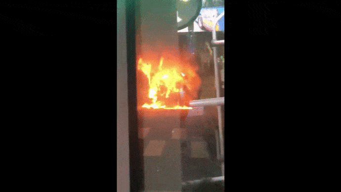 오늘(2일) 오전 5시 30분, 서울 마포구에서 달리던 버스에 불이난 모습 〈영상=시청자 이상환 씨〉