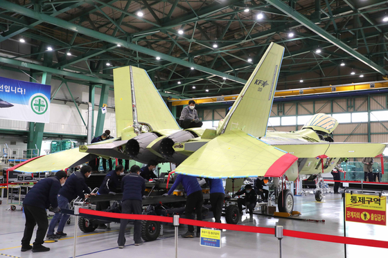 지난달 24일 경남 사천 한국항공우주산업(KAI)의 항공기 조립동에서 엔지니어들이 다음 달 출고를 앞둔 KF-X 1호 시제기의 막바지 조립 작업을 하고 있다.
