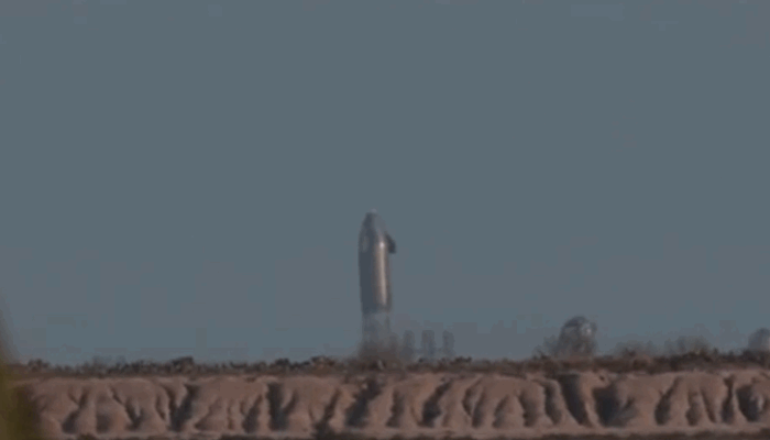 현지 시간 3일 미국 텍사스주 보카치카 발사기지에서 착륙 뒤 폭발하는 스페이스X의 SN10 로켓. 〈영상=로이터 통신〉