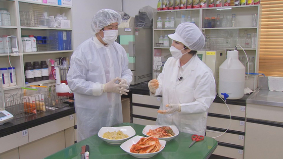 김순자 김치 명인(국가지정 1호, 오른쪽)은 파오차이와 김치는 엄연히 다른 음식라고 말합니다.