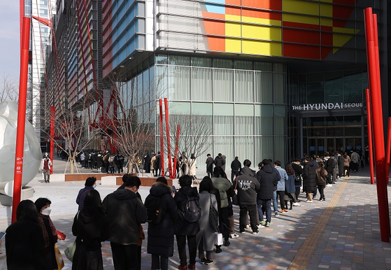 24일 오전 서울 영등포구 여의도에 사전 개점한 '더현대 서울' 을 찾은 시민들이 개장을 기다리며 줄을 서고 있다. 〈사진-연합뉴스〉